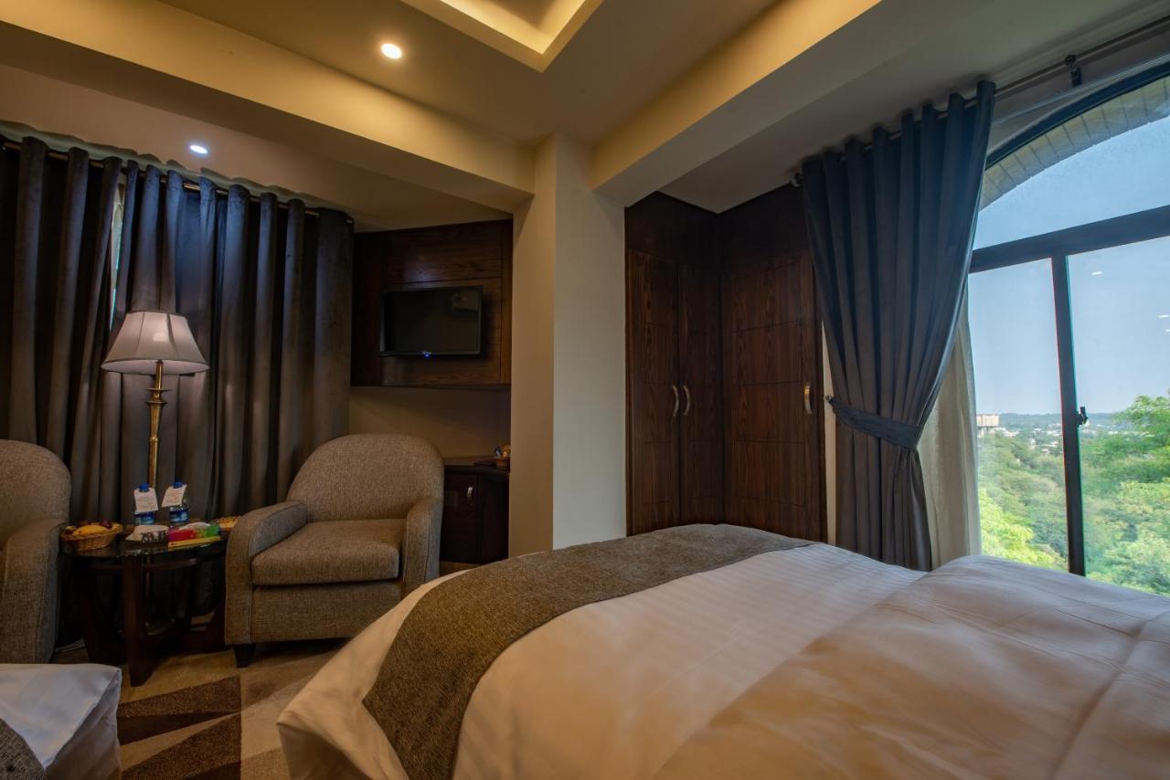 Envoy Continental Hotel Исламабад Экстерьер фото