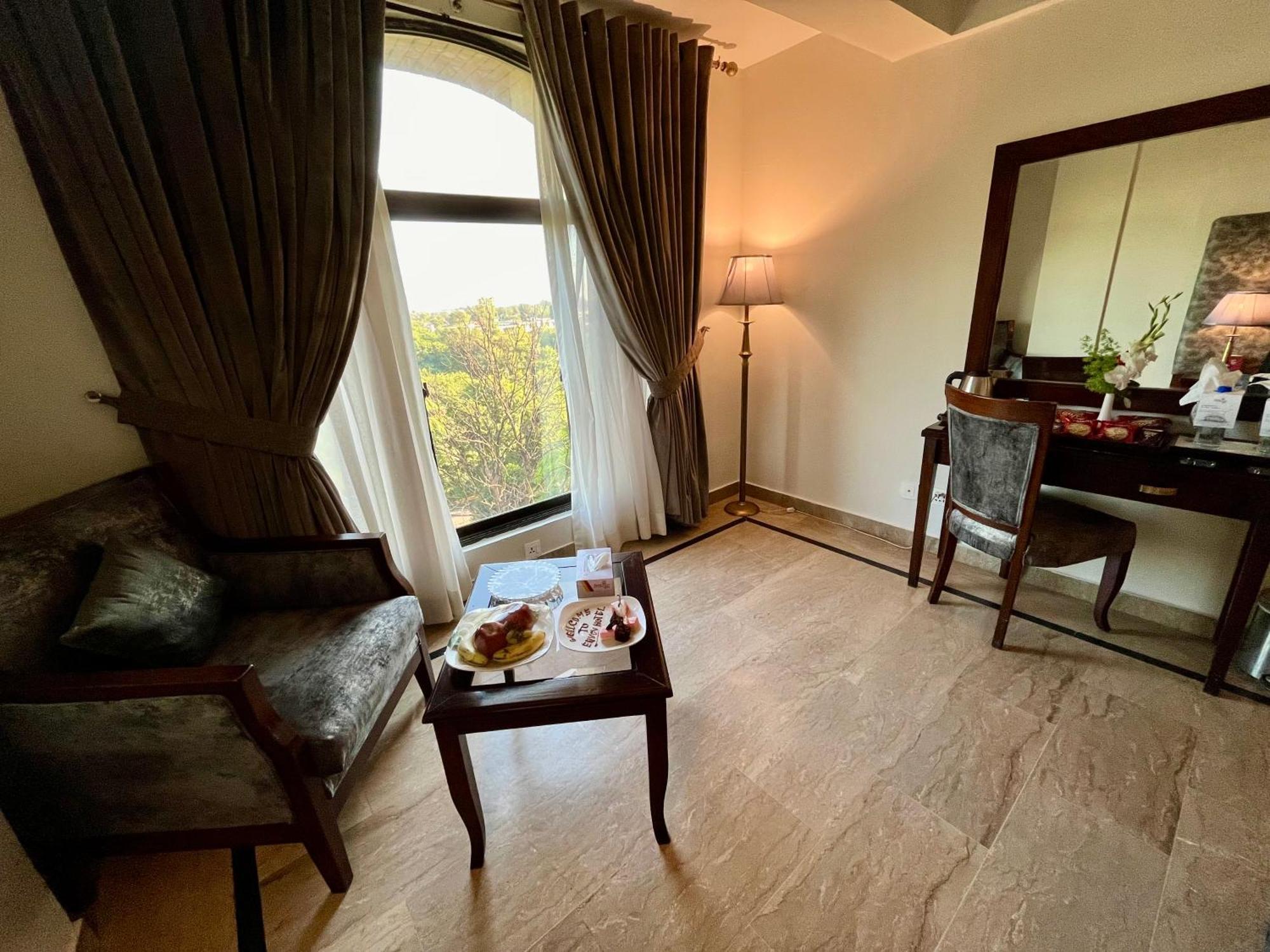 Envoy Continental Hotel Исламабад Экстерьер фото