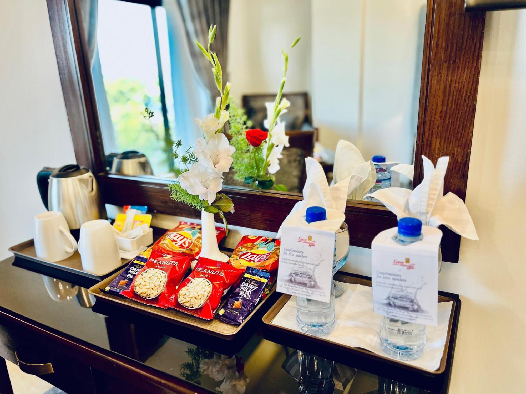 Envoy Continental Hotel Исламабад Экстерьер фото