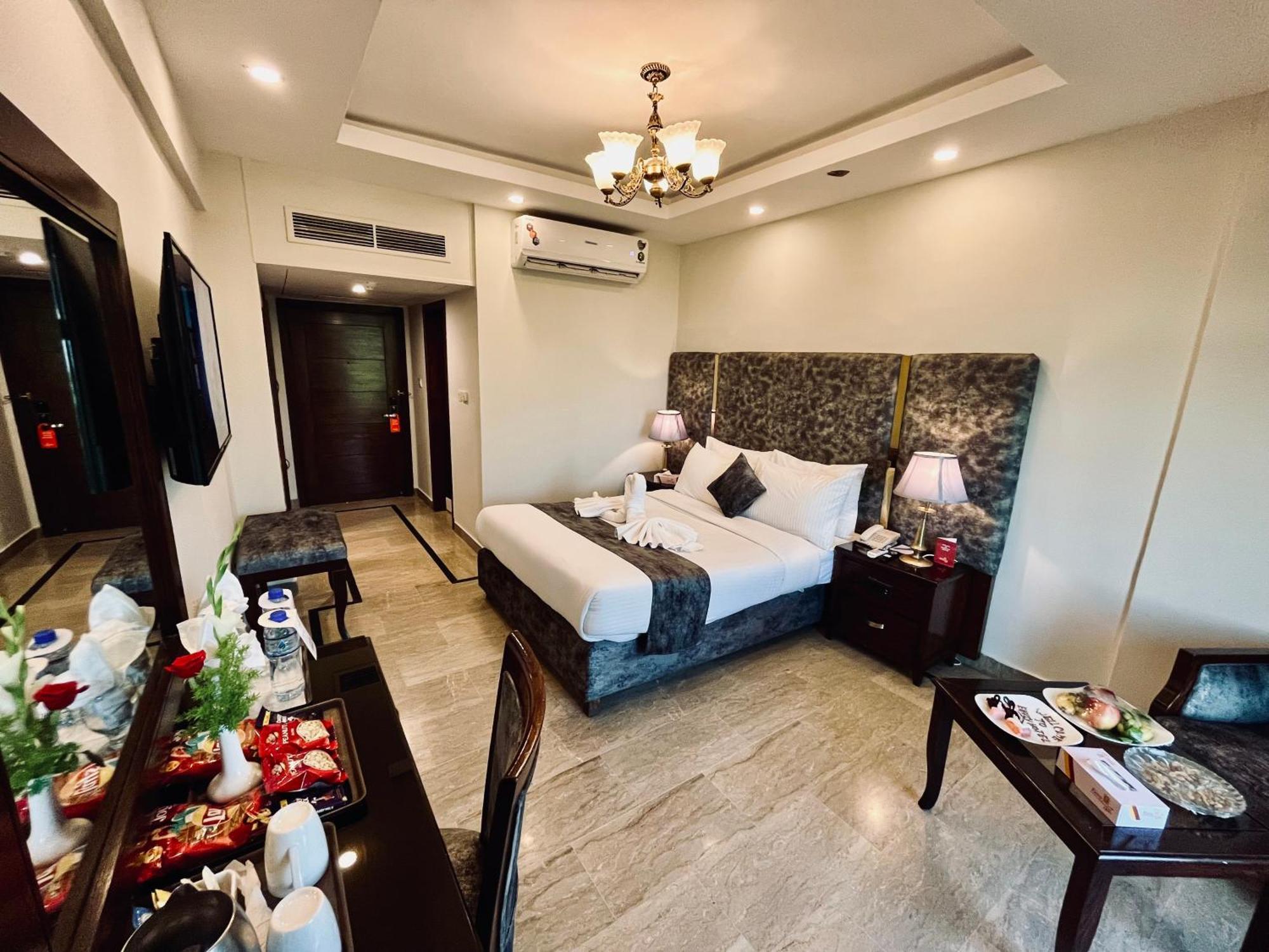 Envoy Continental Hotel Исламабад Экстерьер фото