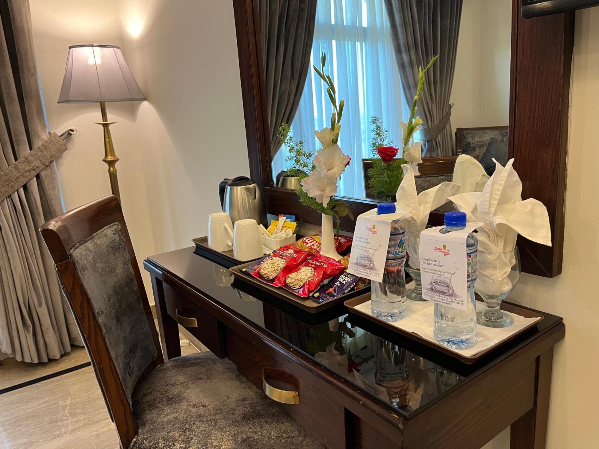 Envoy Continental Hotel Исламабад Экстерьер фото