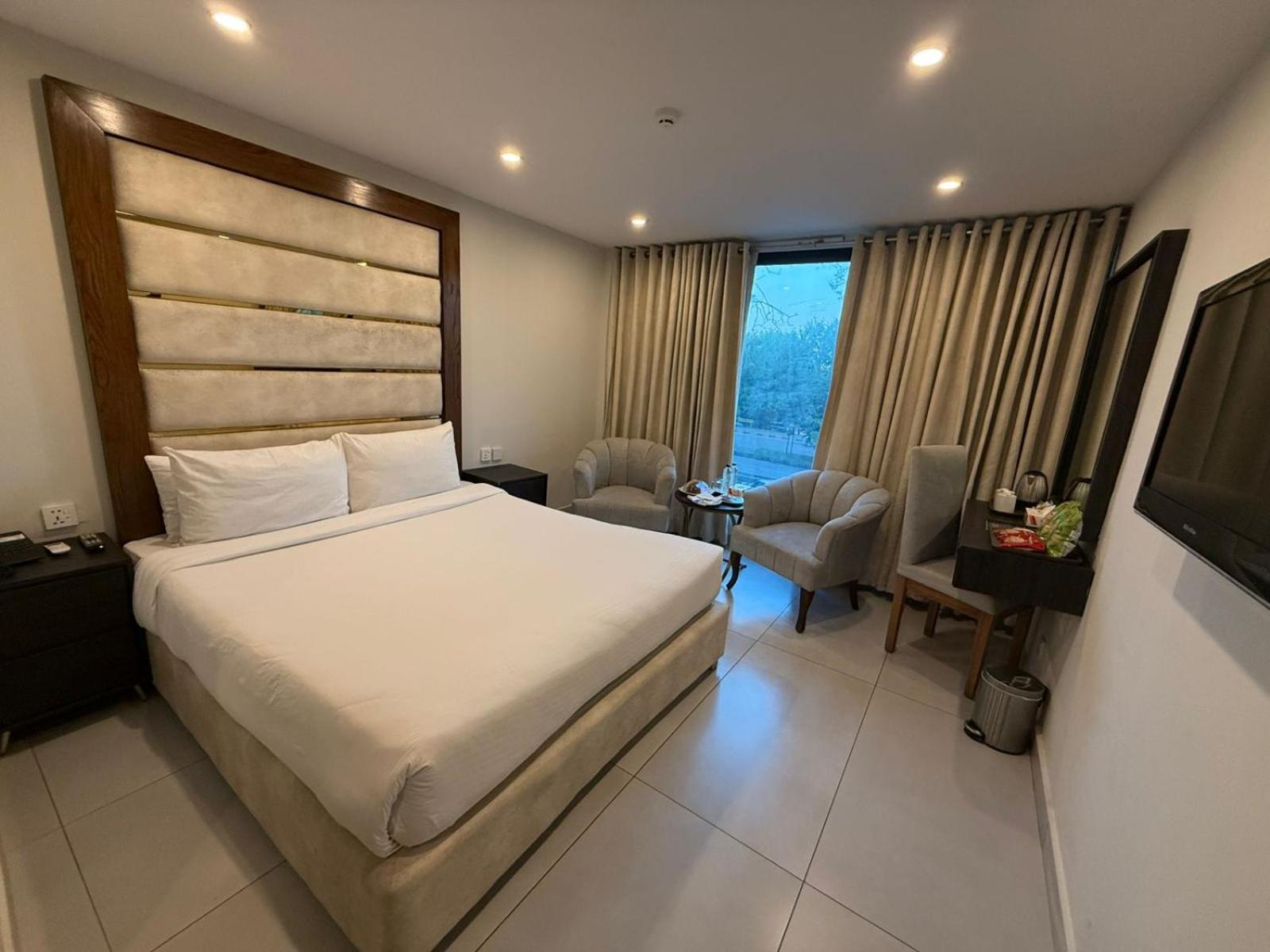 Envoy Continental Hotel Исламабад Экстерьер фото